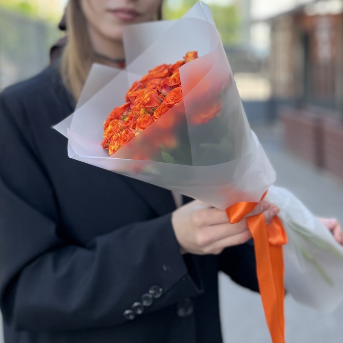 11 огненных кустовых роз Смэшинг 40 см