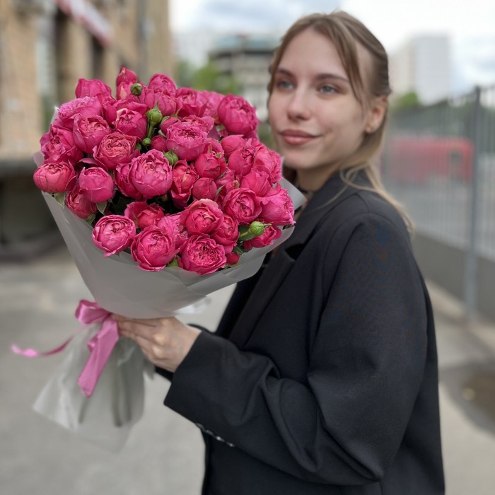 15 кустовых пионовидных роз Вишневая Джульетта