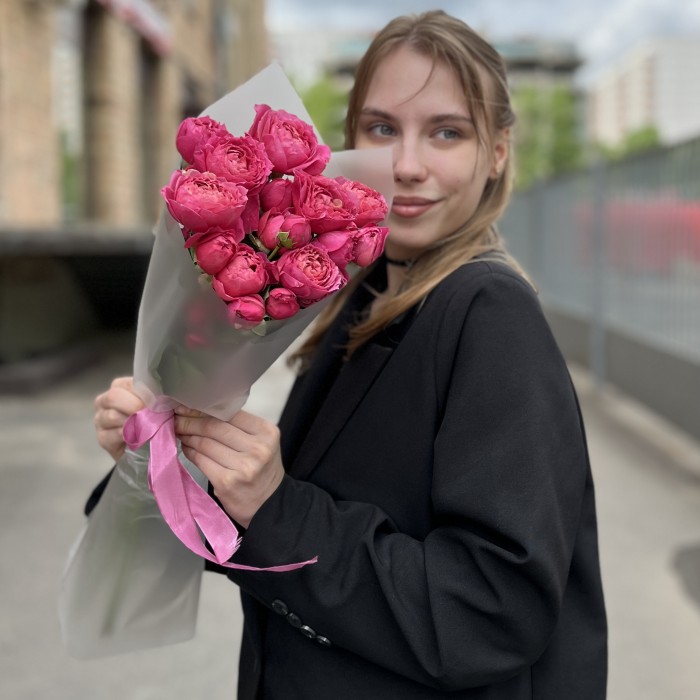 5 кустовых пионовидных роз Вишневая Джульетта