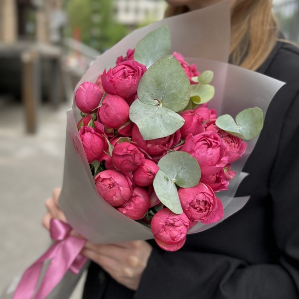 7 кустовых пионовидных роз Вишневая Джульетта