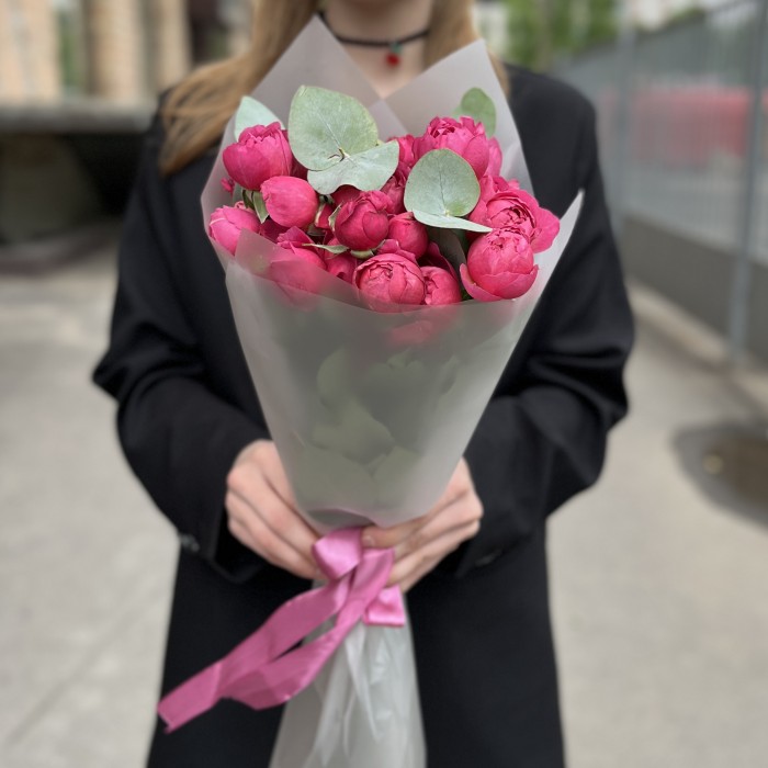 7 кустовых пионовидных роз Вишневая Джульетта