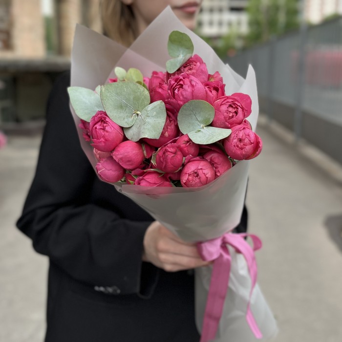 7 кустовых пионовидных роз Вишневая Джульетта