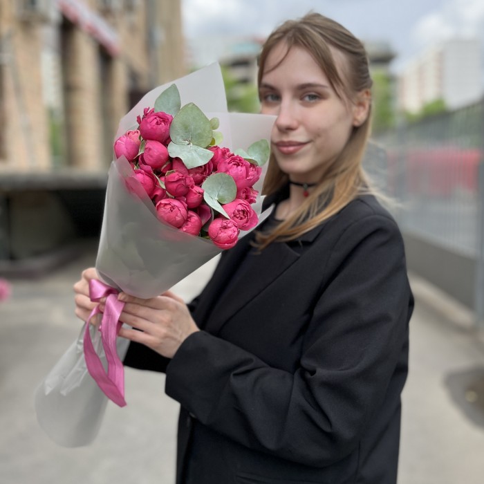 7 кустовых пионовидных роз Вишневая Джульетта