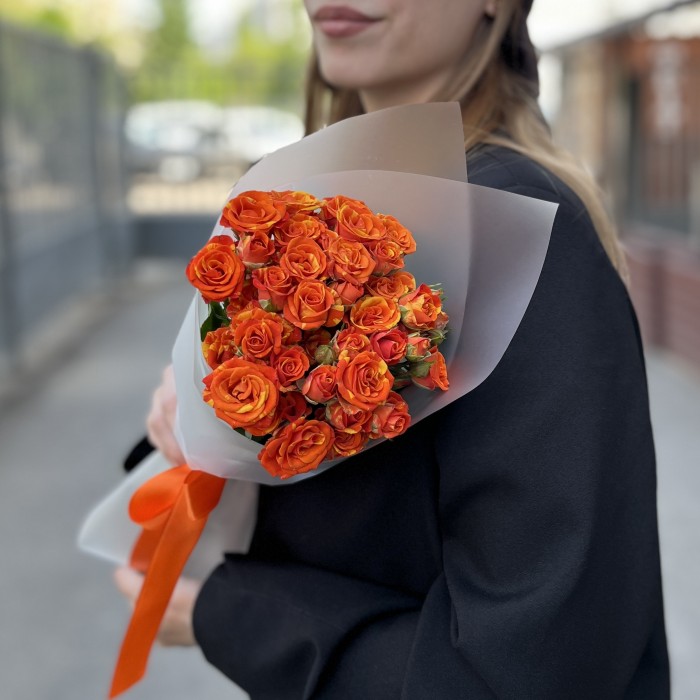 9 огненных кустовых роз Смэшинг 40 см