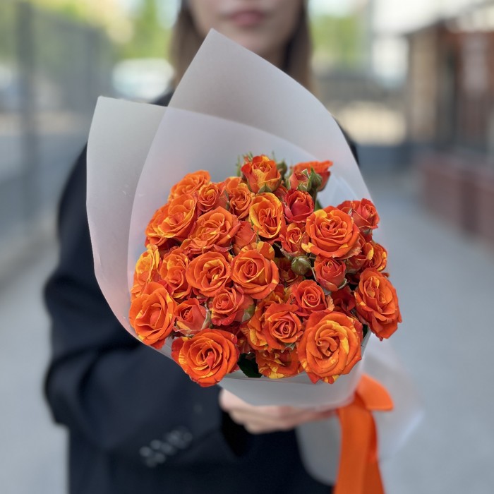 9 огненных кустовых роз Смэшинг 40 см