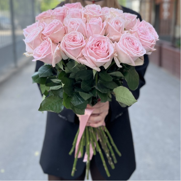 25 ароматных роз Пинк Охара 60 см