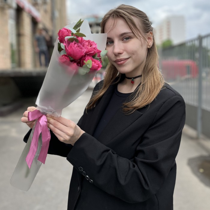 Комплимент из кустовых роз Вишневая Джульетта