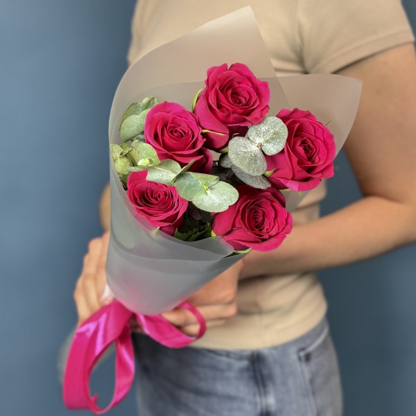5 малиновых роз Такаци с эвкалиптом