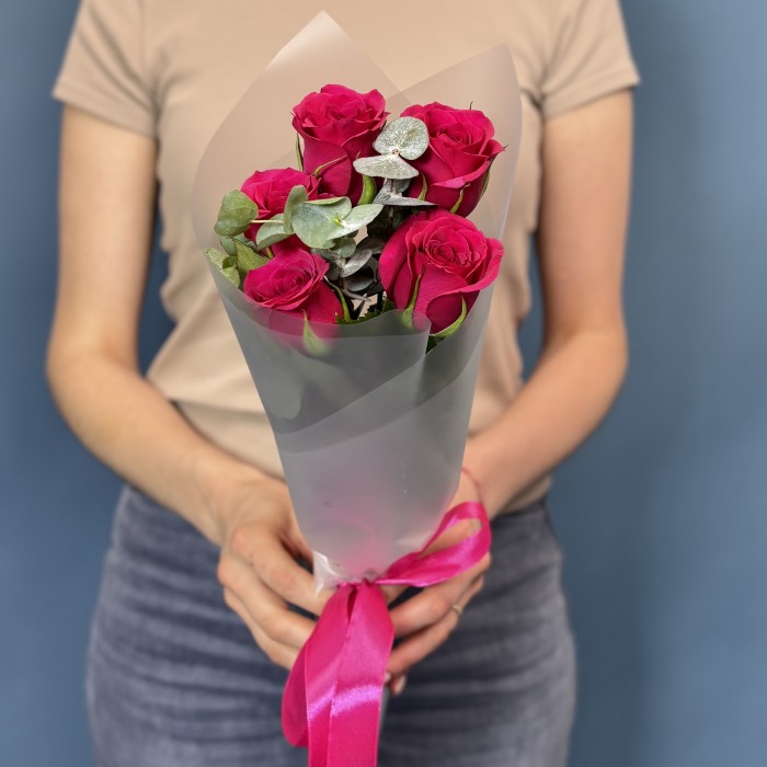 5 малиновых роз Такаци с эвкалиптом