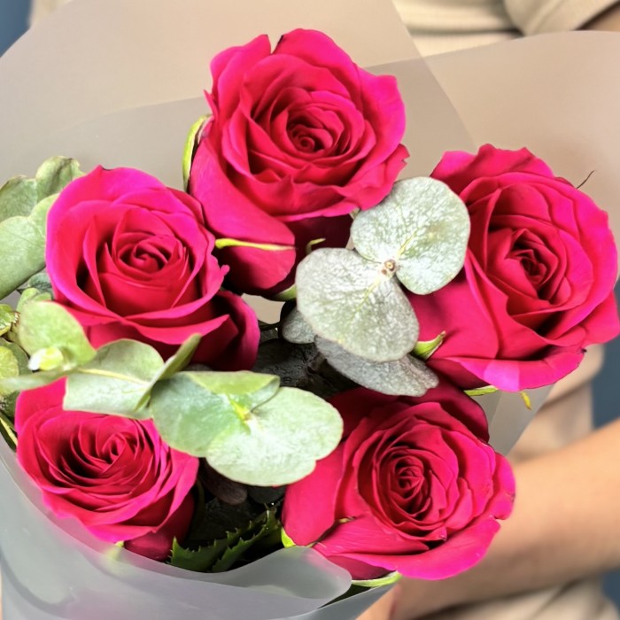 5 малиновых роз Такаци с эвкалиптом