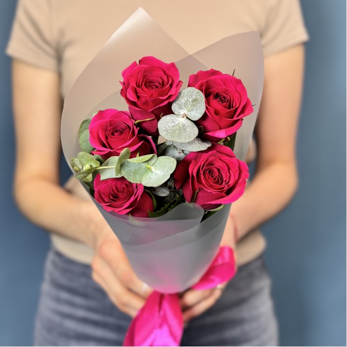5 малиновых роз Такаци с эвкалиптом