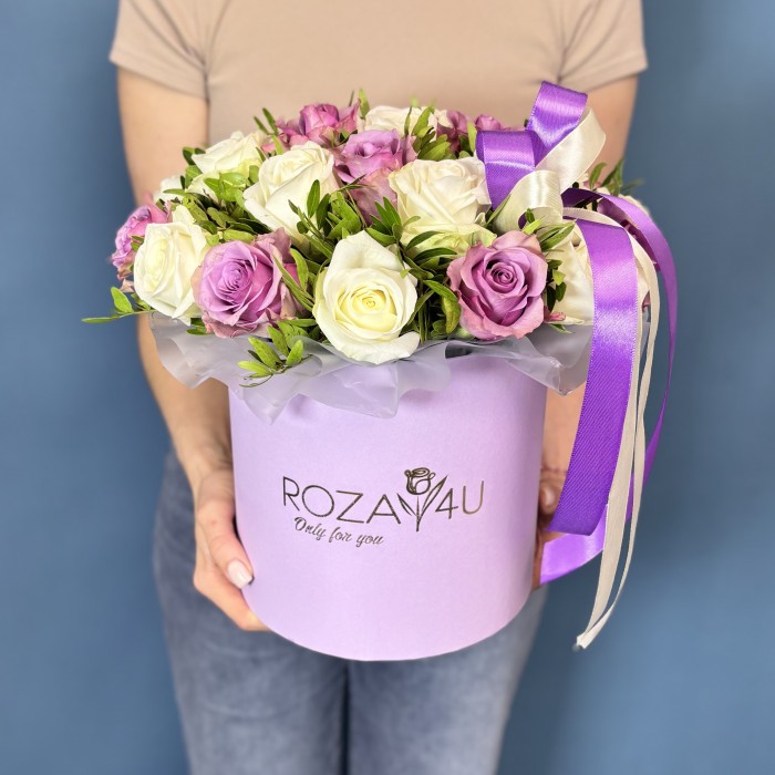 Коробка белых и сиреневых роз на Жемчужную свадьбу
