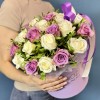Коробка белых и сиреневых роз на Жемчужную свадьбу