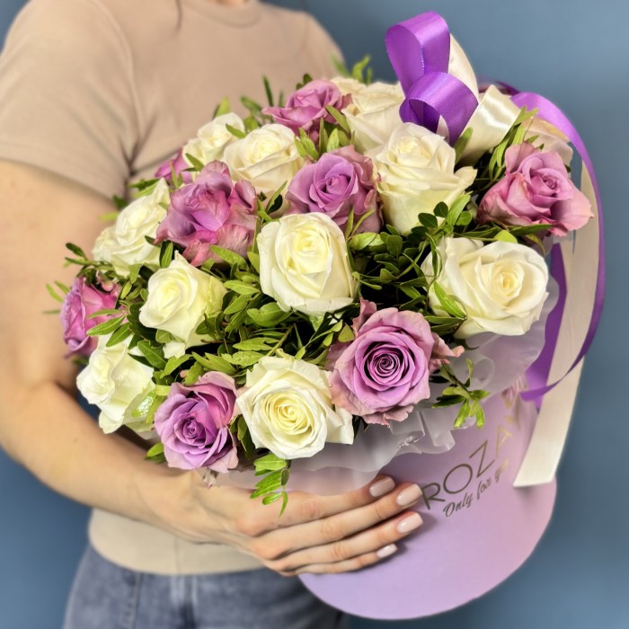 Коробка белых и сиреневых роз на Жемчужную свадьбу