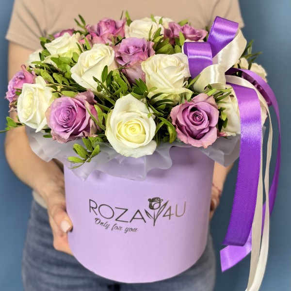 Коробка белых и сиреневых роз на Жемчужную свадьбу