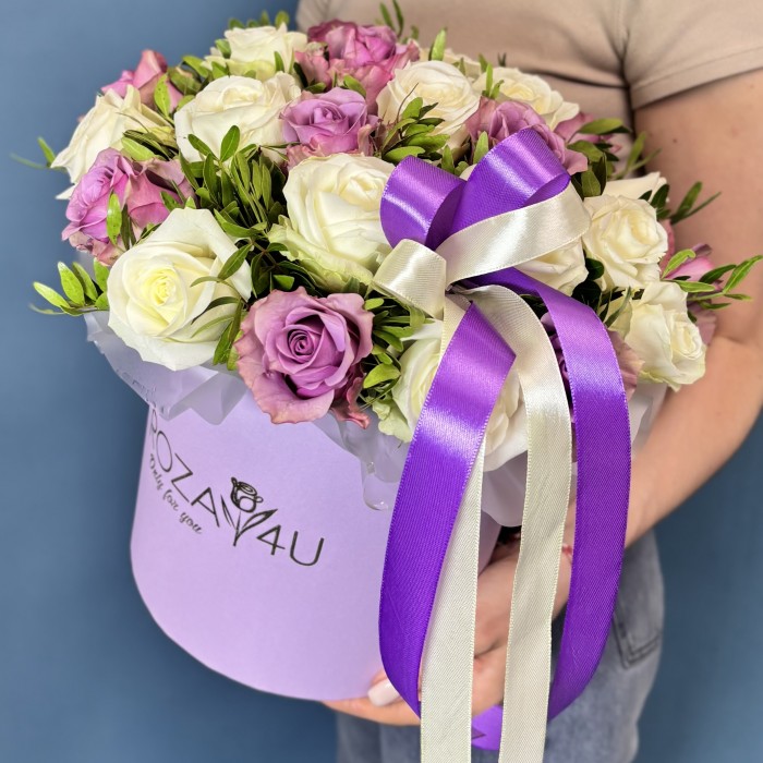 Коробка белых и сиреневых роз на Жемчужную свадьбу