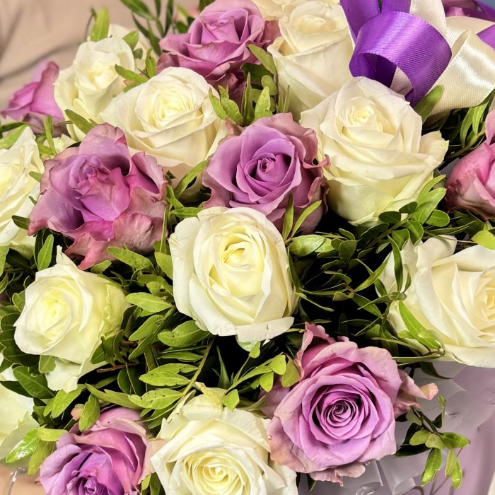 Коробка белых и сиреневых роз на Жемчужную свадьбу