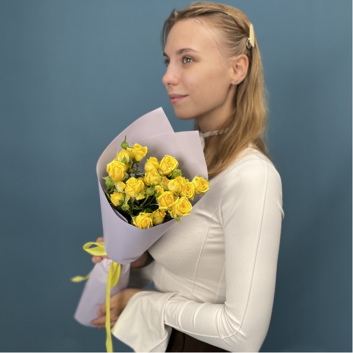 3 желтые кустовые розы Еллоу Бейби 50 см