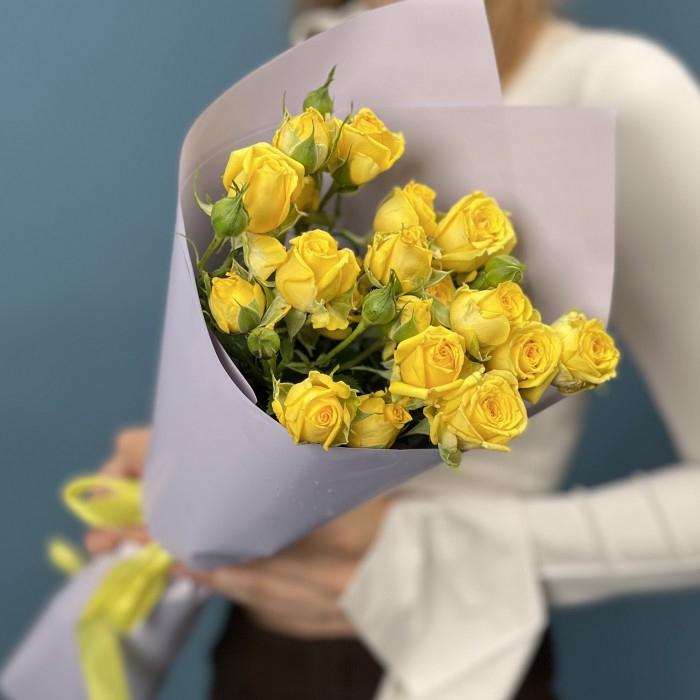 3 желтые кустовые розы Еллоу Бейби 50 см