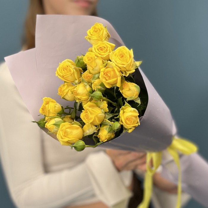 3 желтые кустовые розы Еллоу Бейби 50 см