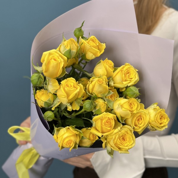 3 желтые кустовые розы Еллоу Бейби 50 см