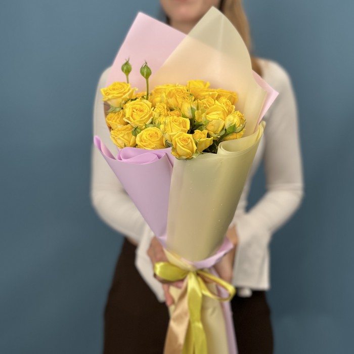 7 кустовых желтых роз Еллоу Бейби 50 см
