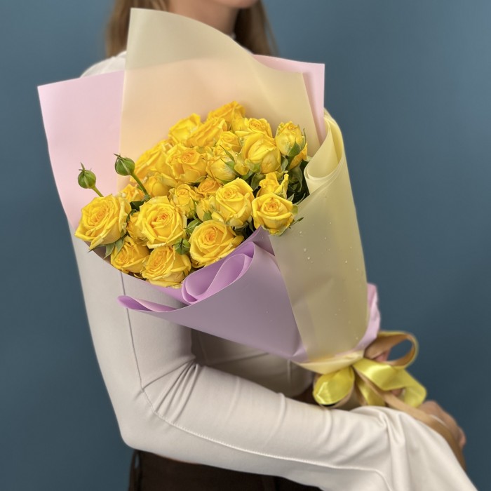 7 кустовых желтых роз Еллоу Бейби 50 см