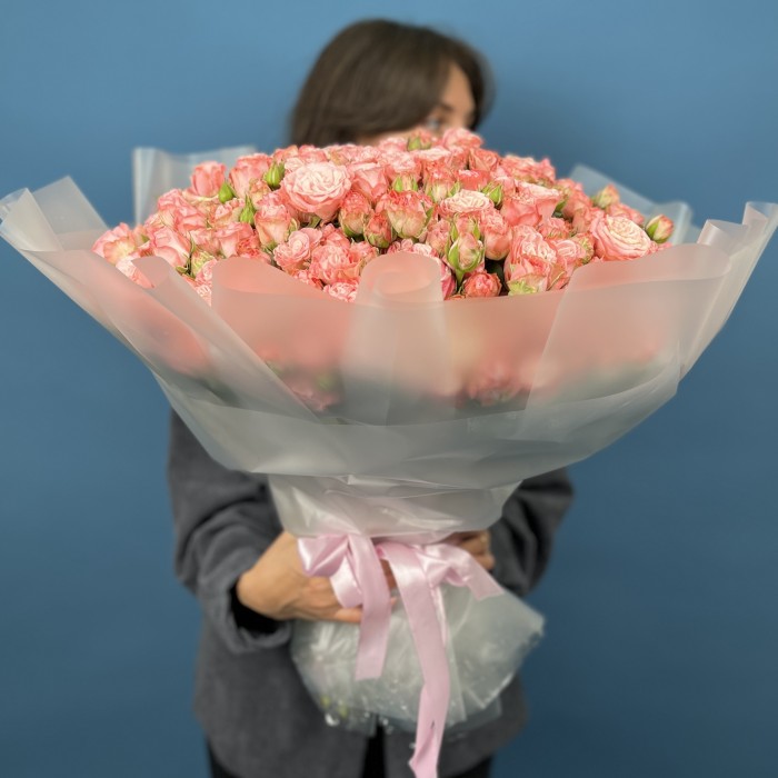 101 кустовая пионовидная роза Мадам Бомбастик