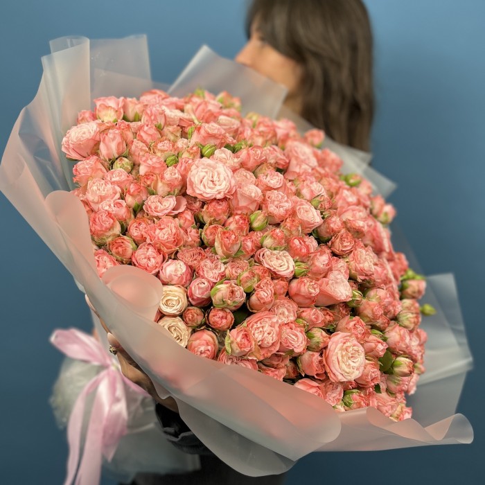 101 кустовая пионовидная роза Мадам Бомбастик