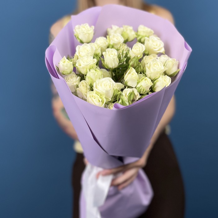 11 белых кустовых роз Сноуфлейк 50 см