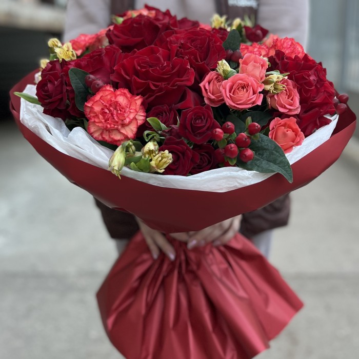 Красный букет для мамы на день рождения