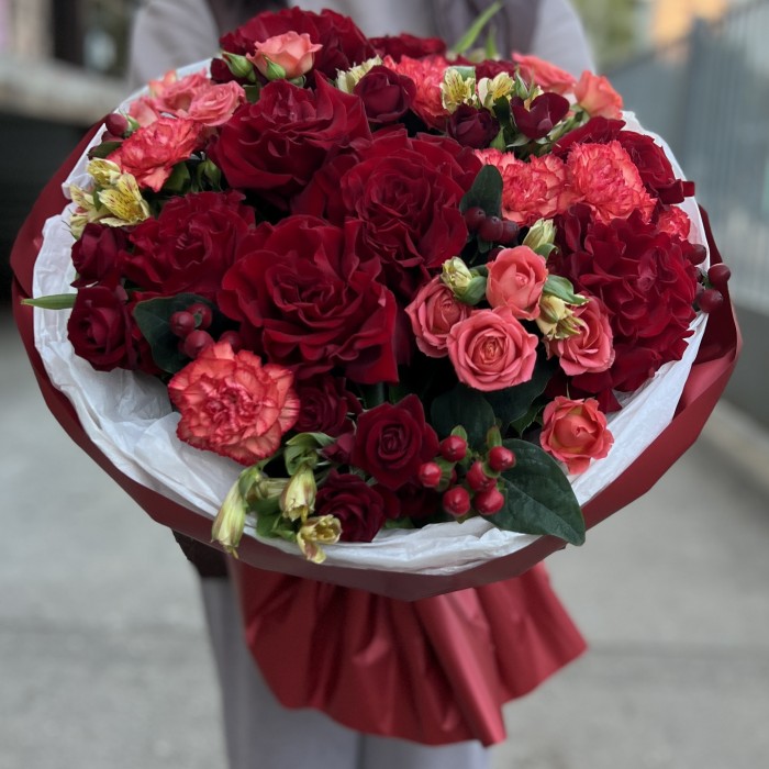 Красный букет для мамы на день рождения