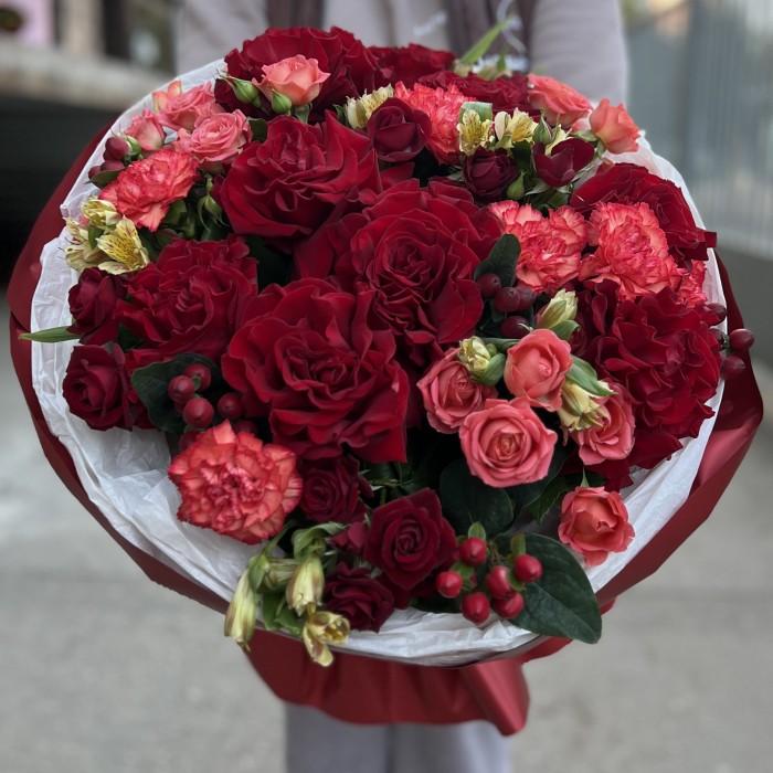 Красный букет для мамы на день рождения