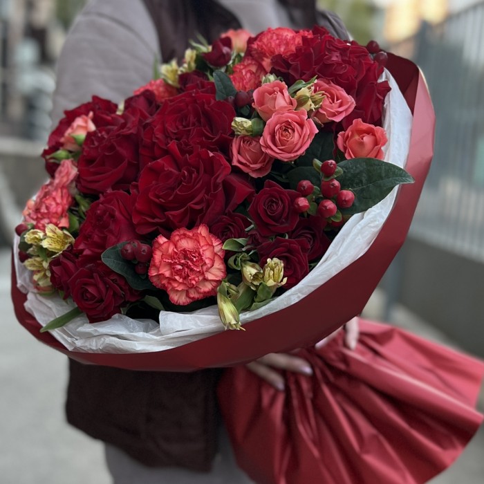 Красный букет для мамы на день рождения
