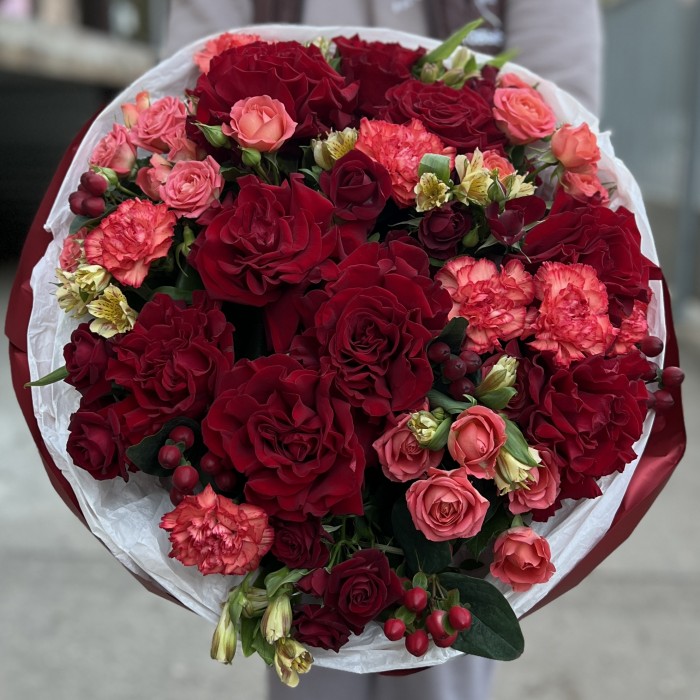 Красный букет для мамы на день рождения
