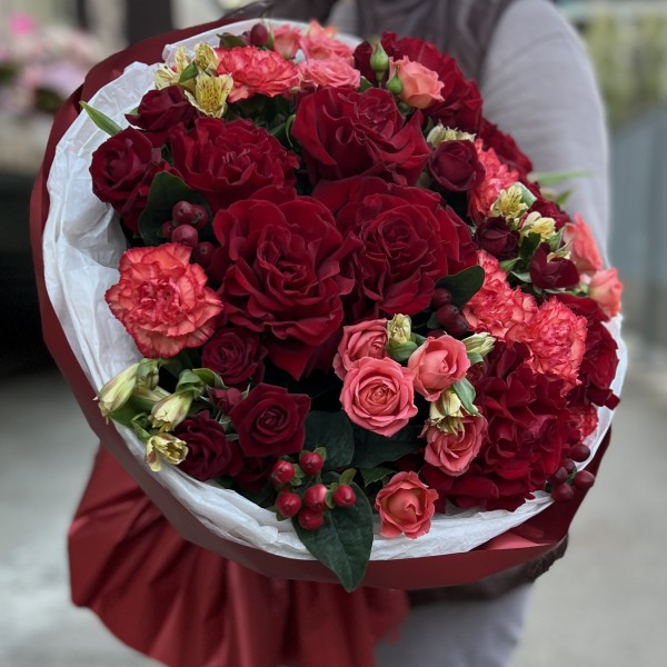 Красный букет для мамы на день рождения