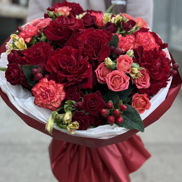 Красный букет для мамы на день рождения