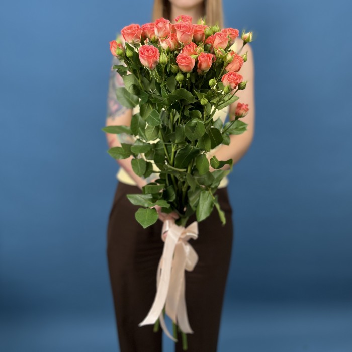 5 кустовых оранжевых роз Чарминг Бейб 80 см