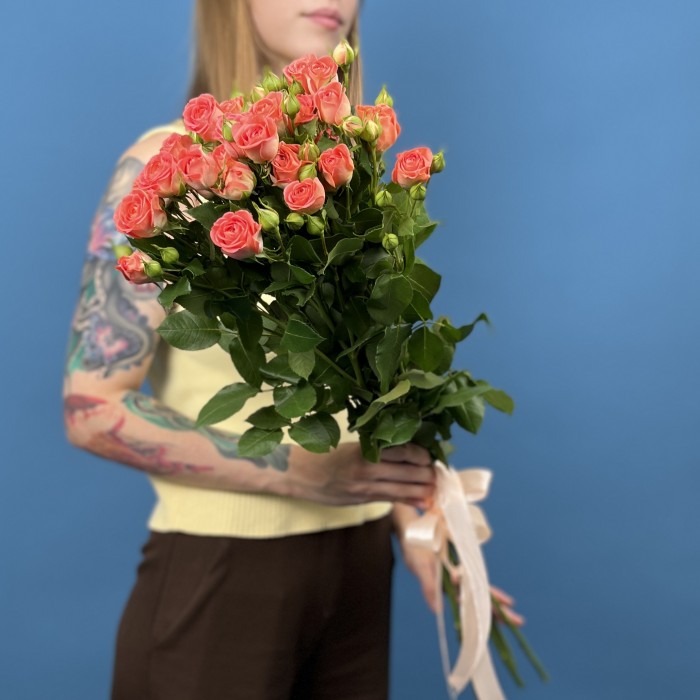 5 кустовых оранжевых роз Чарминг Бейб 80 см