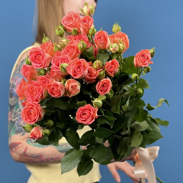 5 кустовых оранжевых роз Чарминг Бейб 80 см