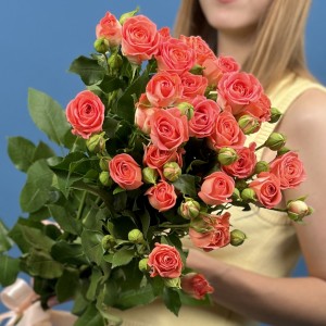 5 кустовых оранжевых роз Чарминг Бейб 80 см