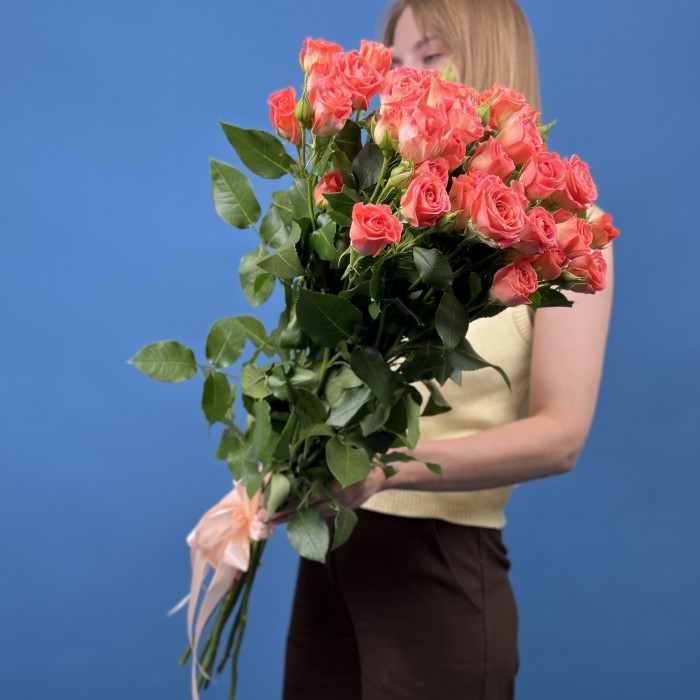 7 кустовых оранжевых роз Чарминг Бейб 80 см