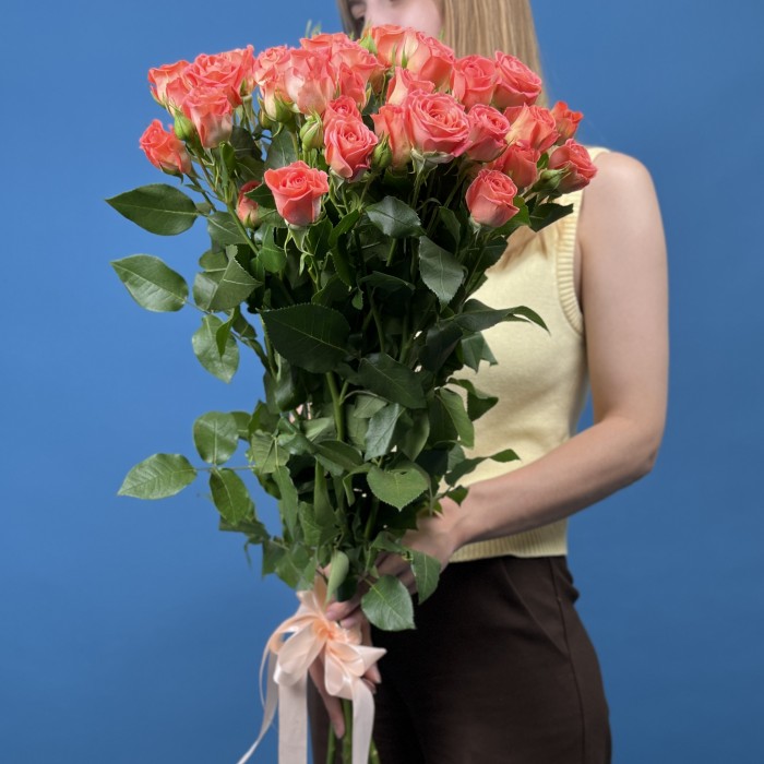 7 кустовых оранжевых роз Чарминг Бейб 80 см