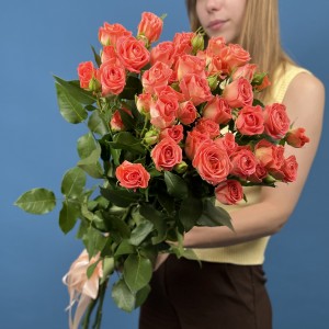 7 кустовых оранжевых роз Чарминг Бейб 80 см