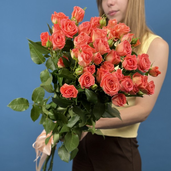 7 кустовых оранжевых роз Чарминг Бейб 80 см