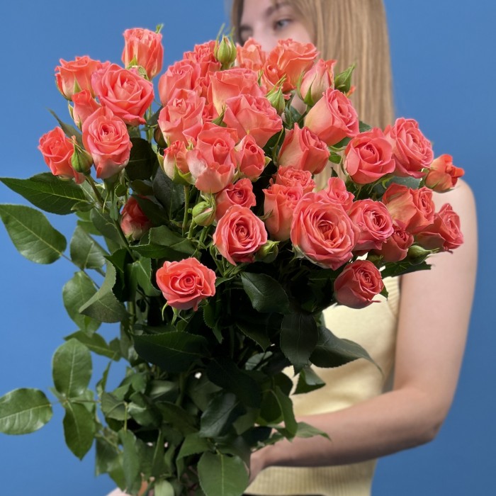 7 кустовых оранжевых роз Чарминг Бейб 80 см