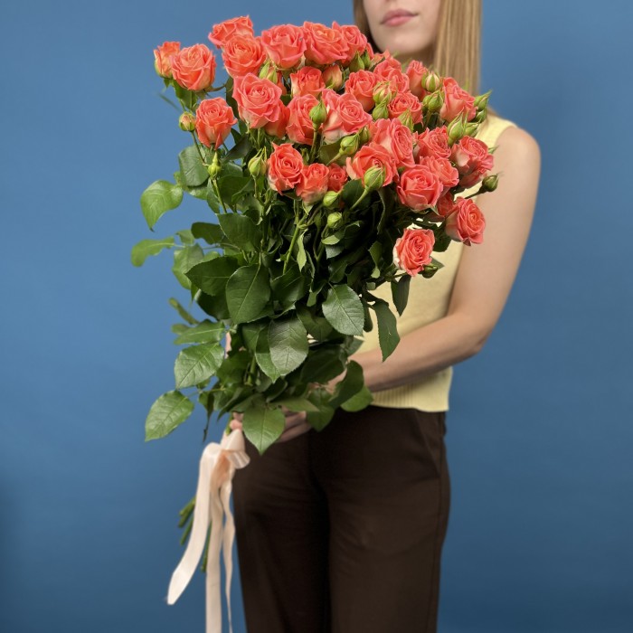 9 кустовых оранжевых роз Чарминг Бейб 80 см