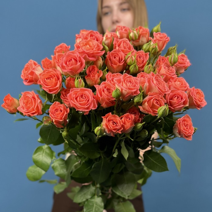 9 кустовых оранжевых роз Чарминг Бейб 80 см