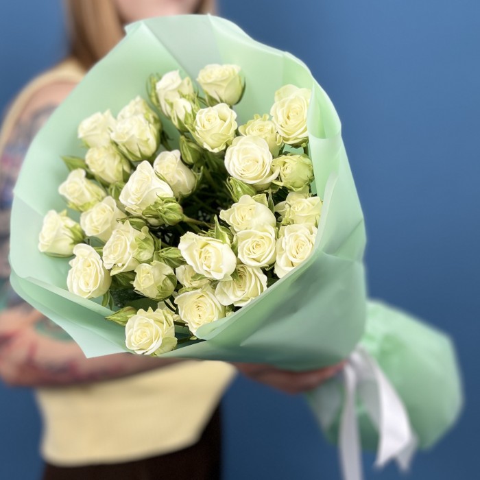 9 белых кустовых роз Сноуфлейк 50 см