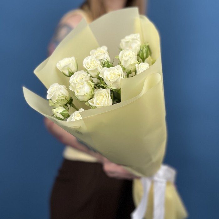 5 белых кустовых роз Сноуфлейк 50 см